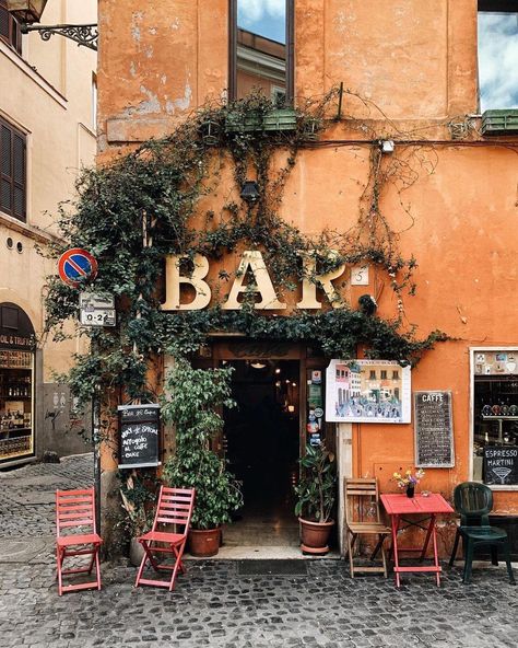 Italian Coffee Shop, Mini Cafeteria, Coffee Shop Concept, Trastevere Rome, Italian Cafe, Italian Lifestyle, Bar Vintage, City Vibes, Concept Ideas