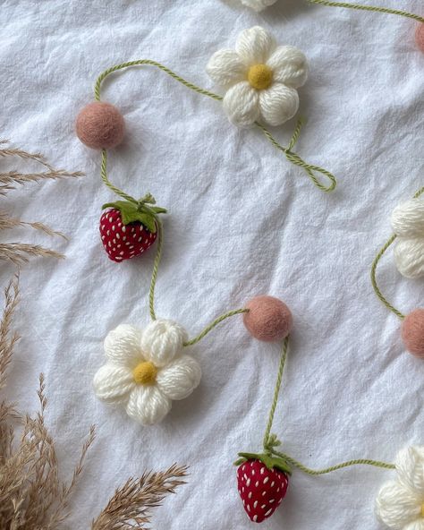 🍓Strawberry flower garland🍓 You know you’ve done a good job with these strawberries when your 2 year old tries to eat them 😝 #strawberrygarland #strawberryfield #flowergarland #strawberries #feltstrawberries #feltgarland #woolgarland #nurseryroomdecor #girlsroom #girlsroomdecor #pinkroomdecor #strawberrygirl #strawberryaesthetic #garland #etsyuk #handmadedecor #wallhanging #prettythings Strawberry Felt Diy, Wool Garland Decor, Unique Felt Crafts, Crochet Strawberry Garland, Needle Felt Garland, Strawberry Nursery, Felt Strawberries, Strawberry Garland, Felt Sun