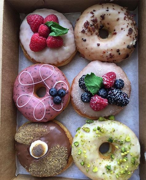 I'm a donut snob and I love these beautiful @donutsnob donuts 🍩🍩🍩🍩🍩🍩👌🏽… Donut Ideas, Artistic Food, Sweet Treats Desserts, Calorie Calculator, Donut Holes, Delicious Donuts, Bon Appetite, Cafe Food, Bon Appetit