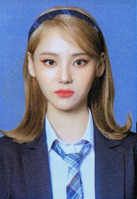 Jeong Jinsoul, Blue Bg, Odd Eye Circle, Loona Jinsoul, Yearbook Photos, Id Photo, Odd Eyes, Olivia Hye, Season's Greetings