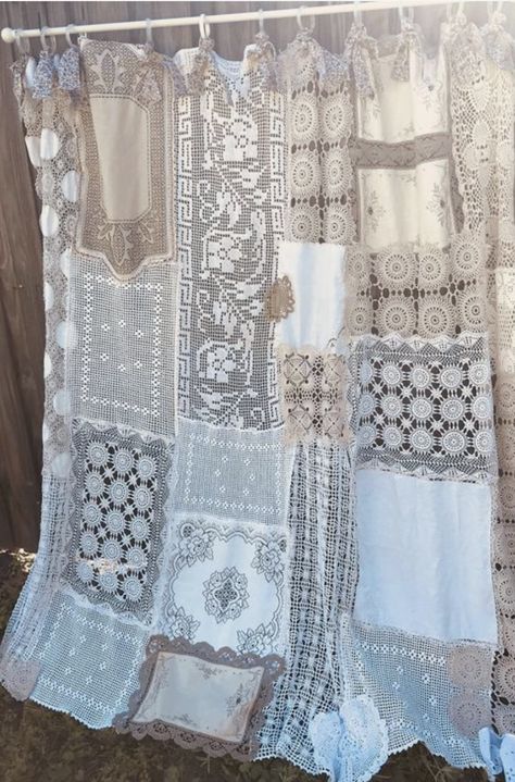 Handkerchief Art, Camera Shabby Chic, Rideaux Shabby Chic, Cortinas Boho, Shabby Chic Apartment, Classy Rooms, Patchwork Curtains, Shabby Chic Chairs, Curtain Decoration