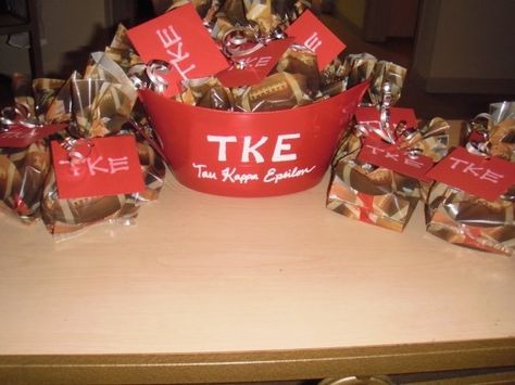 TKE treats for an intramural football game #TKEsweetheart #fraternitycraft #TKE Fraternity Sweetheart Ideas, Kappa Sigma Fraternity, Tau Kappa Epsilon, Kappa Sigma, Delta Gamma, Sigma Kappa, Sorority Life, Football Game, Football Games