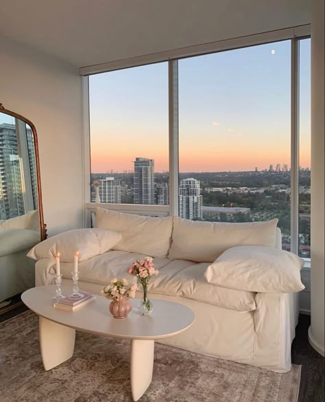 @emmaleger on instagram 🌷✨ Appartement New York, Aesthetic Apartment, Apartment View, Apartment Goals, Inspire Me Home Decor, Apartment Aesthetic, New York Apartment, Aesthetic Rooms, Nyc Apartment