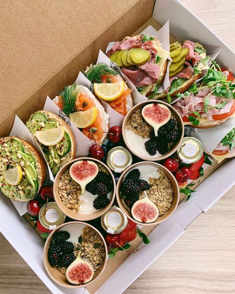 Picnic Grazing Platter, Brunch Boxes Ideas, Breakfast Grazing Platter, Brunch Platter Ideas, Brunch Box Ideas, Brunch Box Breakfast, Lunch Catering Ideas, Breakfast Platter Ideas, Cafe Food Ideas