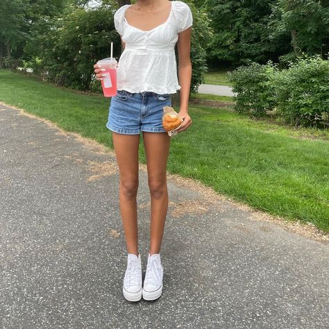 Aethstetic Summer Outfits, Spring Fit Ideas, Loose Summer Clothes, Simple Summer Outfits Aesthetic, Summer Outfits With White Converse, Summer Outfits Brunettes, Cutest Summer Outfit, Hitc Outfit Ideas, Simple Comfy Outfits Summer