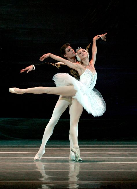 Ballerina Painting | Anna Dorosh & Maksim Chepik performing in Swan Lake Ballet Duet Poses, Ballet Partner, Ballet Duet, Ballet Dance Photography, Svetlana Zakharova, Swan Lake Ballet, Ballet Images, Ballerina Project, Ballerina Painting