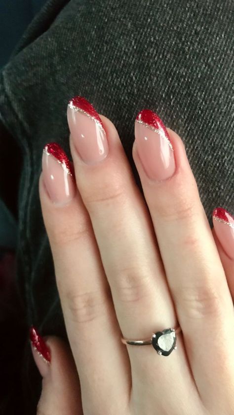 Red Nail Trend, Wallpapers Doraemon, Red Christmas Nail Designs, Red Christmas Nail, Nails Acrylic Designs, Red Chrome Nails, Bow Nail Designs, Dark Pink Nails, Red Nails Glitter