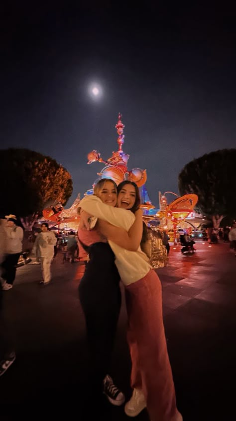 Best Friends In Disney, Disneyland Widgets, Cute Disney Pics With Friends, Disney Pic Inspo Friends, Disney World Photo Ideas Friends, Disneyland Pictures Friends, Disneyland With Bestie, Disney Land Pictures, Best Friend Disneyland Pictures