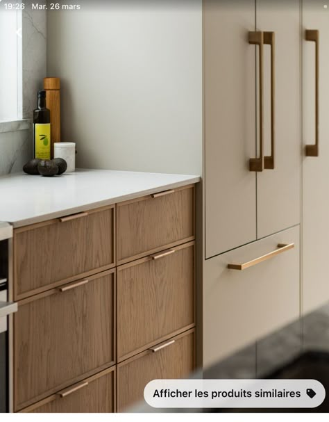 Kitchen Ideas Modern Classic, Mid Century Modern Handles, Modern Eclectic Kitchen Design, Modern Kitchen With Handles, Midcentury Modern Kitchen Cabinet, Smart Kitchen Cabinets, Wooden Kitchen Handles, Modern Century Kitchen, Light Walnut Kitchen Cabinets