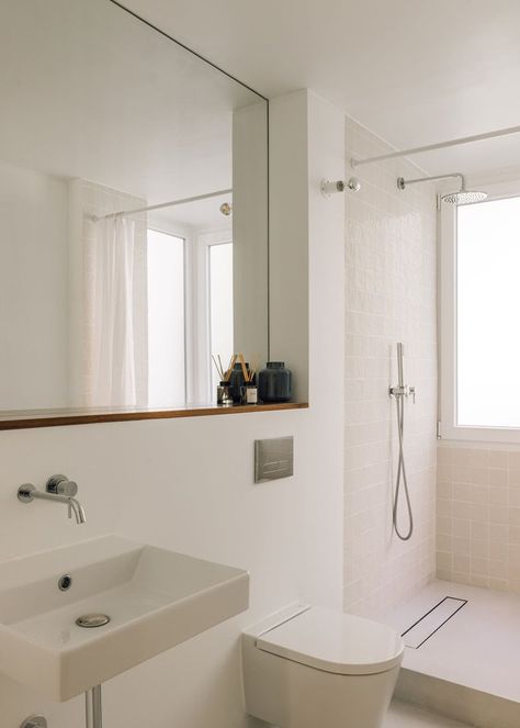 Apartment In Praça Dos Aliados - Picture gallery 21 Small Bathroom No Window, 2023 Picture, Narrow Bathroom, Bathroom Images, Small Toilet, Bathroom Design Inspiration, Bathroom Inspiration Decor, The Apartment, Bathroom Design Small