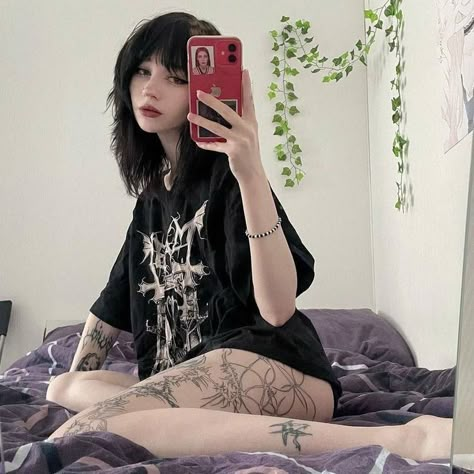 Poses Selfie, Alt Girls, Goth Women, Foto Poses, Emo Girls, Flower Ideas, Cool Haircuts, Selfie Poses, Look Cool