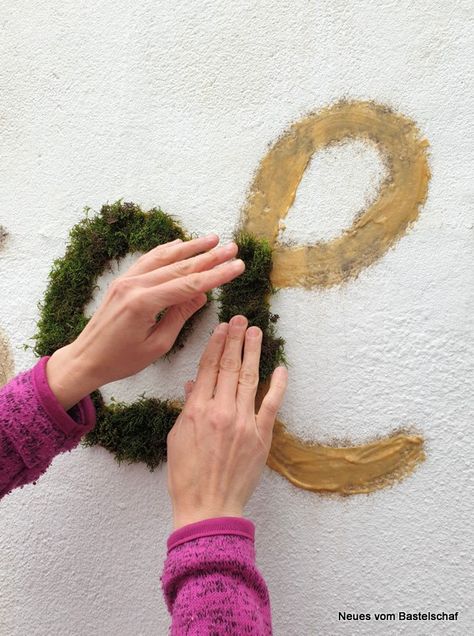 Moosgraffiti: Mit diesem Rezept gelingt es wirklich! – Neues vom Bastelschaf Moss Graffiti Ideas, Moss Graffiti, Pet Resort, Green Choices, Moss Garden, Moss Art, Moss Wall, Salon Design, Garden Crafts