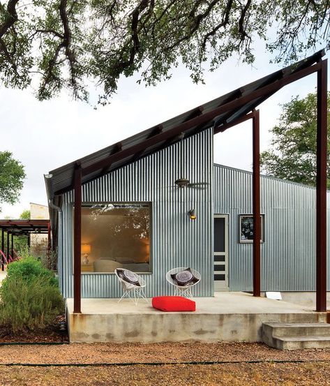 For a cost-conscious 2,000-square-foot renovation located 30 minutes outside of Austin, Texas, architect Nick Deaver took a look around for inspiration. He spied galvanized metal cladding on the region’s sheds and co-opted the inexpensive, resilient material for his own design. Zink House Ideas, Interior Design Minimalist, Modern Small House Design, Metal Cladding, Casa Container, Shed Homes, Shed Plans, Decor Minimalist, Metal Buildings