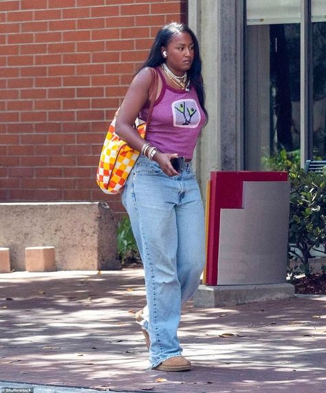 sasha obama street style Sasha Obama Style, Obama Daughter, Sasha Obama, Earthy Outfits, Vintage Black Glamour, Thrifted Outfits, Black Femininity, Streetwear Fashion Women, Style Crush