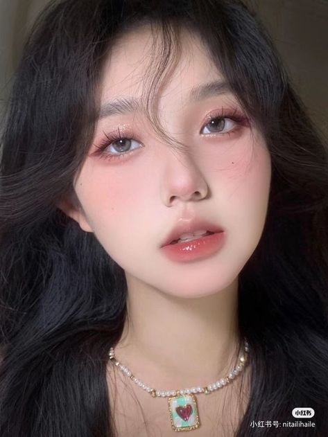 Korean Spring Makeup, Easy Korean Makeup, Halloween Pennywise, Layout Makeup, Makeup Layout, Korean Makeup Tips, Light Makeup Looks, Makeup Face Charts, 사진 촬영 포즈