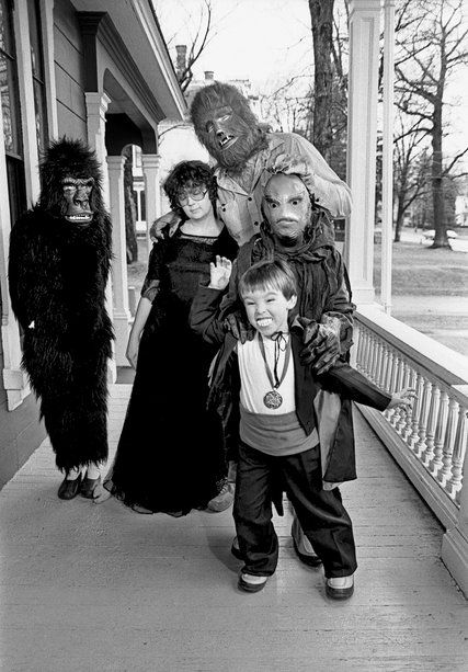 Stephen King’s Family Business - The New York Times Halloween 1981, People Posing, Stephen King Quotes, King Author, Werewolf Costume, King Picture, Steven King, Horror Vintage, Stephen King Books