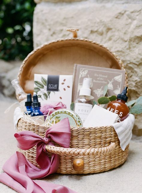 welcome basket Thoughtful Bridal Shower Gifts, Bridesmaid Baskets, Best Bridal Shower Gift, Wedding Gift Hampers, Welcome Basket, Welcome Baskets, Wedding Welcome Gifts, Brides Basket, Wedding Welcome Bags