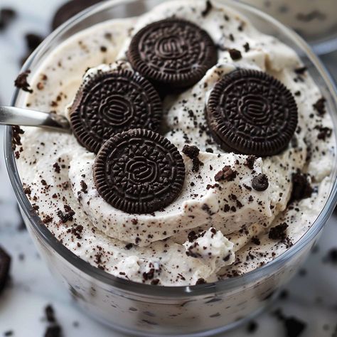 Oreo Mousse Oreo Mousse Recipes, Oreo Mouse, Oreo Mousse, College Food, Oreo Cream, Oreo Flavors, Crushed Oreos, Oreo Recipes, Chocolate Oreos