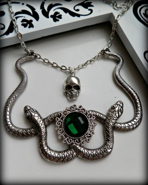 Slytherin necklace <3 do want Slytherin Necklace, Slytherin Jewelry, Slytherin Fashion, Stile Harry Potter, Slytherin Pride, Harry Potter Jewelry, Slytherin House, Slytherin Aesthetic, Harry Potter Outfits