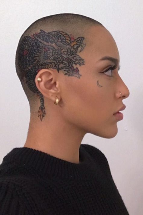 Bald Tattoo, Scalp Tattoo, Bald Girl, Geniale Tattoos, Bald Women, Face Tattoos, Hair Tattoos, Head Tattoos, Shaved Head