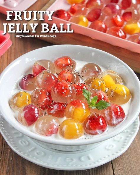 Bahan dan Cara membuat Fruity Jelly Ball https://resepmamiku.com/fruity-jelly-ball-fitriyas_widodo Jelly Salad, Jelly Sweet, Dessert Cups Recipes, Jelly Sweets, Fruit Pudding, Jelly Desserts, Refreshing Drinks Recipes, Jelly Cake, Fruit Jelly