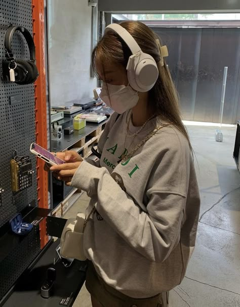 Headphones Aesthetic Girl, Sony Headphones Aesthetic, Overhead Headphones, Sony Xm4, Headphone Girl, Headphone Outfit, Headphone Aesthetic, Wh 1000xm4, Headphones Aesthetic