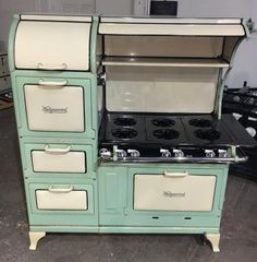 Nostalgia Kitchen, Antique Appliances, Antique Kitchen Stoves, Retro Kitchen Appliances, Old Radiators, Vintage Kitchen Appliances, Country Farmhouse Kitchen Decor, Homestead Kitchen, Vintage Style Kitchen