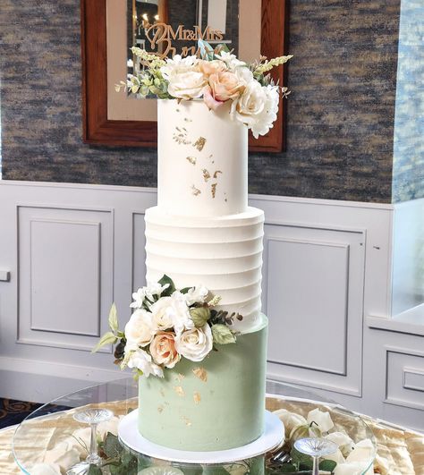 Sage Green Cake, Cakes Quinceanera, 3 Tier Wedding Cakes, Wedding Cake Pictures, Mauve Wedding, 3 Tier Cake, Green Cake, Classic Wedding Cake, Tier Cake