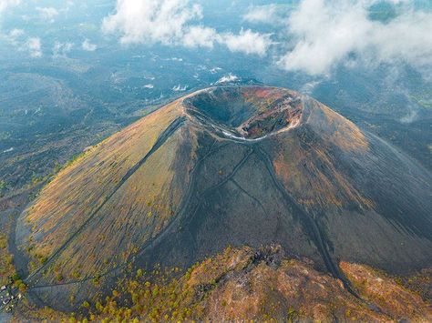 Paricutin in Michoacán, Mexico a cinder cone volcano. Paricutin last erupted in 1952. It was coined one of the natural wonders of the world because mankind witnessed its birth and rapidly growing formation. Cinder Cone Volcano, 7 Natural Wonders, Natural Wonders Of The World, Monte Everest, Magic Mountain, Victoria Falls, Italy Tours, Helicopter Tour, Seven Wonders