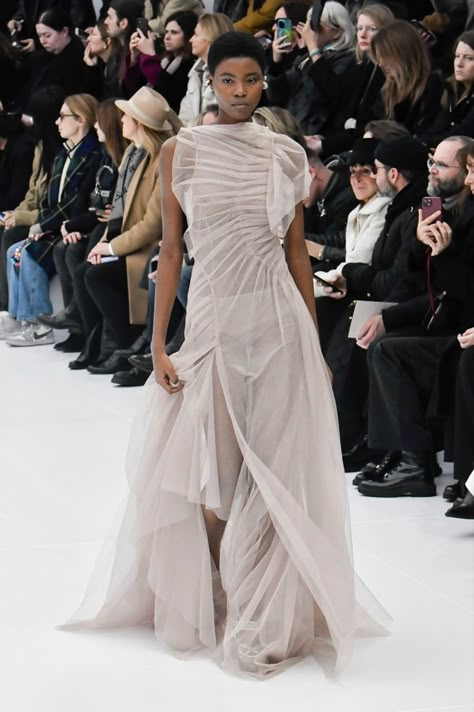 Fashion Design Runway, Fendi Dress 2023, Paris Fashion Week 2024 Haute Couture, Runway Looks 2024, Fendi 2023 Spring Summer, Fashion Runway Aesthetic, Drape Fashion, Draping Top, Fendi Haute Couture