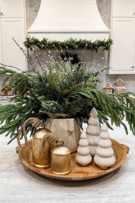 Holiday Kitchen Island, Dinner Room Table Centerpiece, Diy Christmas Island Centerpiece, Christmas Greenery Centerpiece Ideas, Christmas Decor Ideas Counter Top, Centerpiece Christmas Table Diy, Kitchen Island Centerpiece Ideas For Christmas, Christmas Island Decor Kitchen, How To Make Your Kitchen Cozy