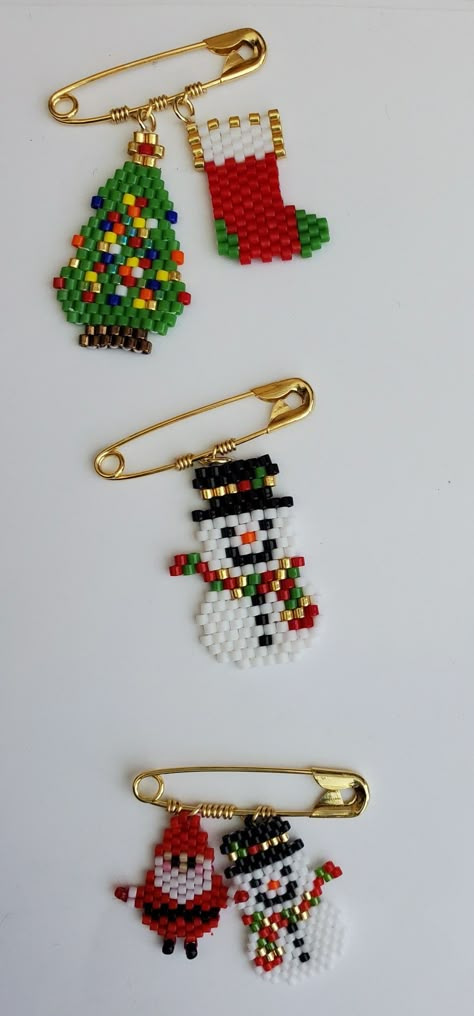 Bead Wine Charms, Xmas Jewellery Ideas, Seed Beads Christmas, Newest Crafts Trends Diy 2023, Beaded Christmas Earrings Patterns, Beaded Xmas Earrings, Christmas Brick Stitch Patterns, Beaded Christmas Crafts, Christmas Charms Diy