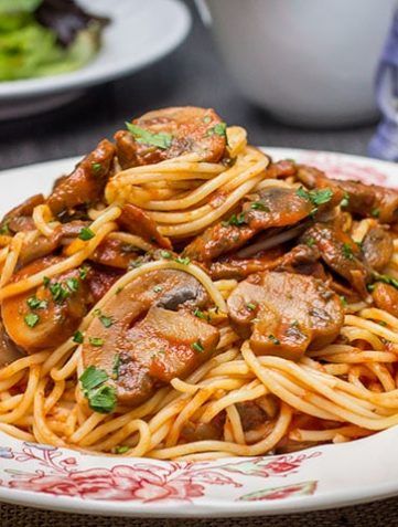 Spaghetti With Mushrooms, Mushroom Spaghetti Sauce, Mushroom Pasta Sauce, Mushroom Tomato, Vegetarian Pasta Dishes, Easy Pasta Sauce, Homemade Garlic Bread, Tomato Pasta Sauce, Vegetarian Pasta