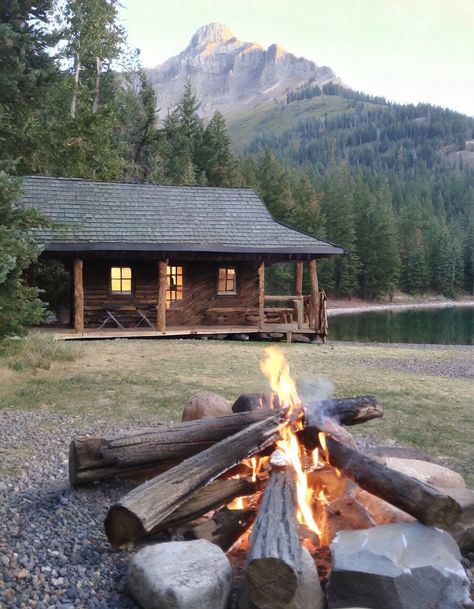 Montana Honeymoon, Cabin Retreat, Cabin Aesthetic, Forest Cabin, Off Grid Cabin, Old Farm Houses, Lake Cabins, A Cabin, Tiny House Cabin