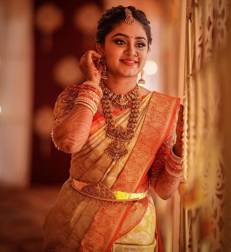 Amazing Ways To Style Your Bridal Jewellery! • South India Jewels Wedding Portrait Ideas, South Indian Wedding Saree, South Indian Bride Saree, Bridal Hairstyle Indian Wedding, Indian Bride Poses, South Indian Bridal Jewellery, Bridal Sarees South Indian, Indian Bridal Sarees, Bridal Hairdo