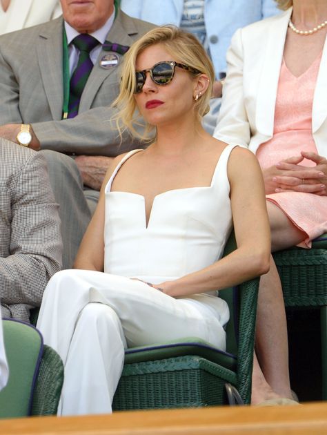 Sienna Miller Wimbledon, Tennis Spectator Outfit, Spectator Outfit, Wimbledon Outfit, Classic Summer Outfits, Sienna Miller Style, Wimbledon Fashion, Burberry Dress, Tennis Tournament