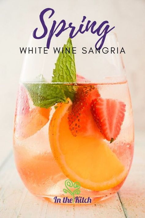 Poolside Meals, Minuman Seger, Strawberry Peach Sangria, Red Wine Spritzer, Sangria Summer, Mango Sangria, Best Sangria Recipe, Summer Sangria Recipes, White Peach Sangria