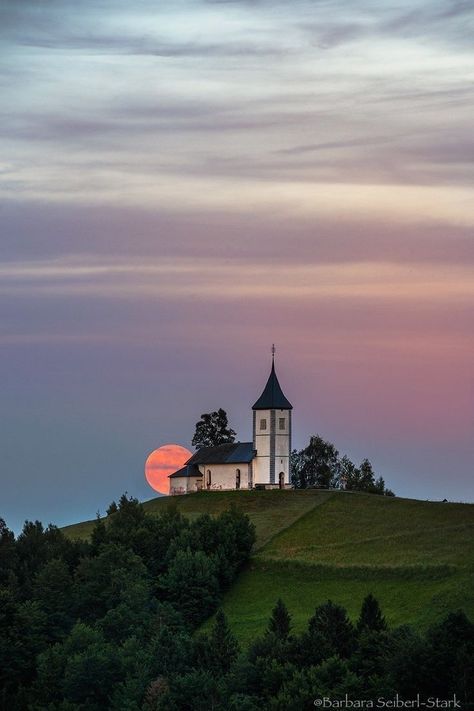 Old Country Churches, Church Pictures, Old Churches, Country Church, Landscape Photography Nature, Pretty Landscapes, Church Architecture, Church Building, Marketing Campaign