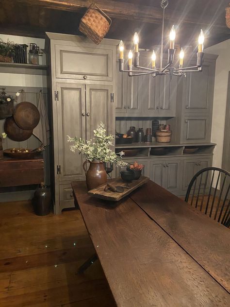 Rustic Colonial Kitchen, Early American Kitchen Cabinets, Early American Kitchen, Primitive Kitchen Cabinets, Colonial Home Interior, Prim Kitchen, Primitive Country Kitchen, Colonial Kitchens, Primitive Dining Room