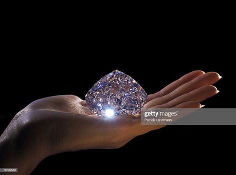 News Photo : The Centenary diamond on display at the Diamond... Cullinan Diamond, Hope Diamond, Logam Mulia, Expensive Diamond, Royal Blood, Prince Albert, Foto Art, Expensive Jewelry, Gems And Minerals