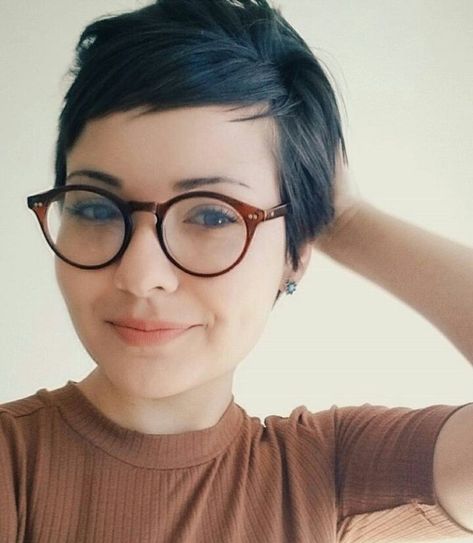 Pixie Hair on Instagram: “@anapaduin” Pixie Cut Round Face, Pixie Haircut For Round Faces, Girls Short Haircuts, Cute Short Haircuts, Very Short Hair, Short Hair Styles For Round Faces, Girl Haircuts, Short Pixie Haircuts, Short Pixie Cut