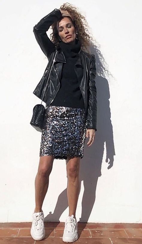 Sequin Mini Skirt Outfit, Black Sequin Skirt Outfit, Glitter Skirt Outfit, Mini Skirt Outfit Casual, Silver Skirt Outfits, Silver Dress Outfit, Sequin Skirt Outfit, Mini Skirt Outfit, Moda Hippie