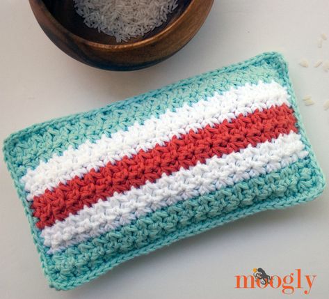 Mod Stripes Rice Bag - crochet pattern by Moogly! #diy #home #health Crochet Heating Pad, Rice Bag, Crochet Shell Stitch, Rice Bags, All Free Crochet, Crochet Kitchen, Crochet Magazine, Heating Pad, Crochet Rug