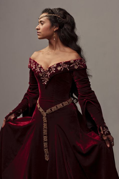 Deep red velvet medieval dress, worn by an actress from the British TV series 'Merlin'. Dress Poofy, Medieval Queen, Princess Dress Fairytale, Gaun Abad Pertengahan, Medieval Gown, Dress Name, Queen Outfit, Fantasy Dresses, Medieval Times