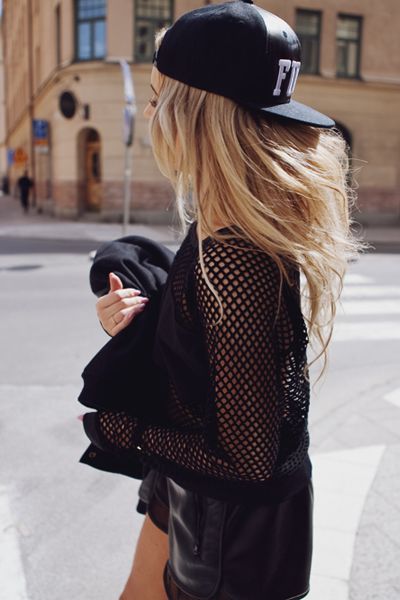 Snapback Outfit, Hair Bun Maker, Sport Chic, Street Style Chic, Carrie Bradshaw, Alternative Rock, Soft Grunge, Urban Chic, Look Cool