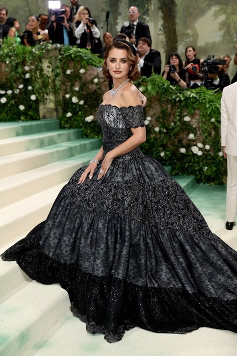 See Every Look From the 2024 Met Gala Red Carpet Gala Themes, Met Gala Outfits, 2024 Dresses, Gala Fashion, Vogue France, Met Gala Red Carpet, All Black Dresses, Chloe Sevigny, Eddie Redmayne