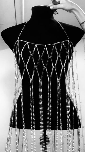 Silver Body Chain Dress, Top Cadenas, Chain Tops, Genderqueer Fashion, Fashion Design School, Shoulder Jewelry, Macrame Dress, Looks Country, Chain Dress