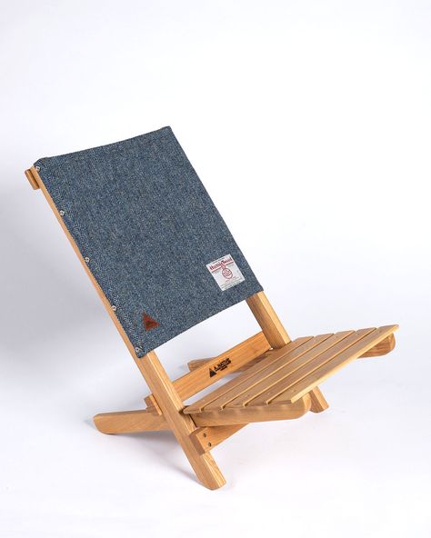 Traditionally woven wool, hardwood, and simple design combine in the minimal, comfortable low-slung Lounge Chair. Folding camp chairs are rarely eye candy, Wooden Bench Indoor, Camp Chairs, Wooden Kitchen Signs, Pallet Patio Furniture, Kursi Bar, Pallet Patio, Folding Camping Chairs, Cool Wood Projects, Camping Furniture