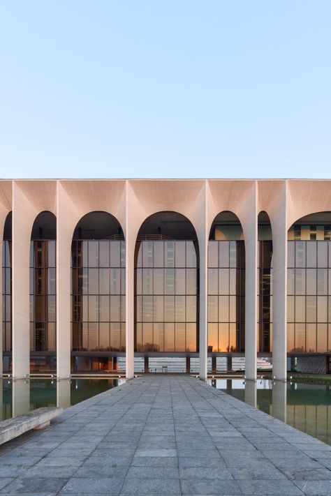 Palazzo Mondadori by Oscar Niemeyer | ARKITOK Oscar Neymar Architecture, Colosseum Architecture, Oscar Niemeyer Architecture, Crib Design, Iranian Architecture, Mosque Design, Oscar Niemeyer, Famous Buildings, Diagram Architecture