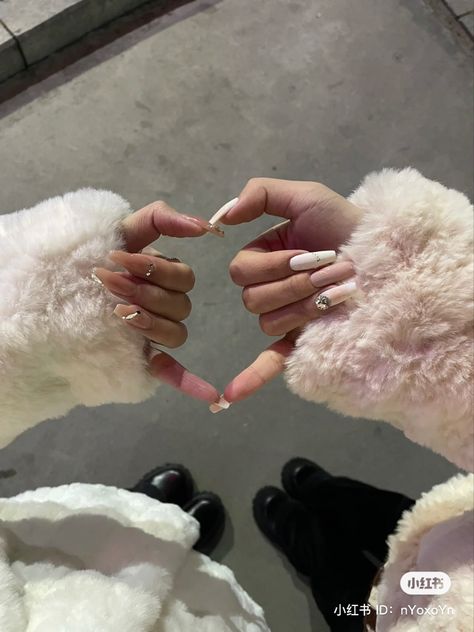 Hand Poses With Friends, Hand Poses For Best Friend, Matching Heart Nails With Best Friend, Hand Pics With Bestie, Best Friend Heart Hands, How To Make Up With Your Best Friend, Cute Hand Poses For Selfies, Besties Heart Hand, Nail Poses Hands Instagram